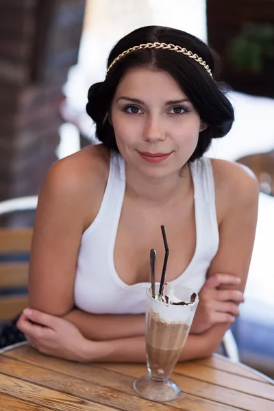 Portrait de jeune fille avec verre de cappuccino — Photo