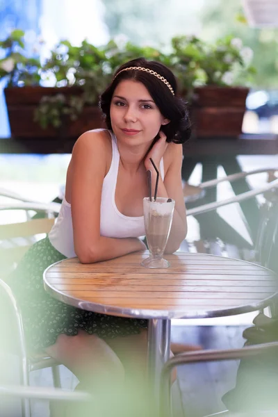 Attraktive Brünette Mädchen in einem Café im Freien — Stockfoto