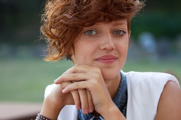 Retrato de chica hipster con anillo de labios — Foto de Stock