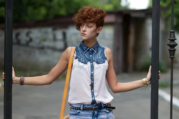 Teen hipster girl posing outdoors — Stock Photo, Image