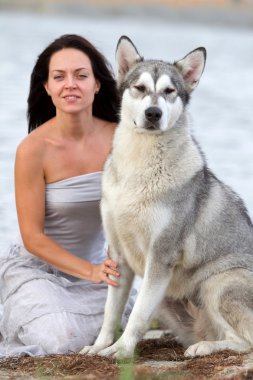 alaskan malamute köpek olan kadın