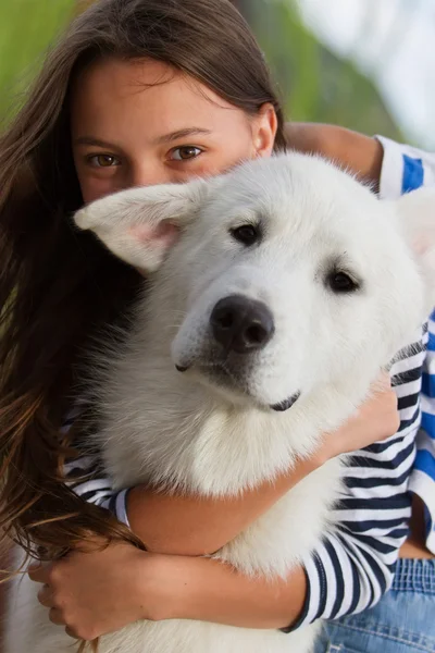 Dívka s bílými Aljašský malamut pes — Stock fotografie