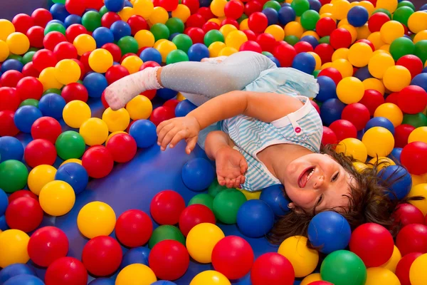 Petite fille jouant dans le château rebondissant gonflable — Photo