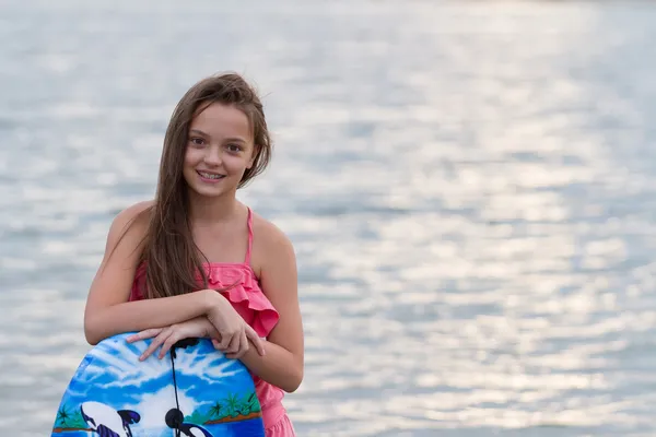 Jong meisje met surfplank lachende — Stockfoto