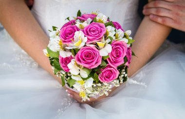 Gelin elinde bir buket düğün çiçeği