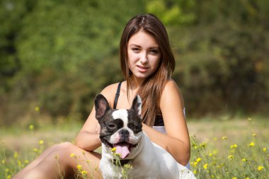 Onu köpek ile esmer kız