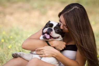 genç kız köpek öpüşme