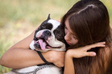 bir kucak köpeği vererek