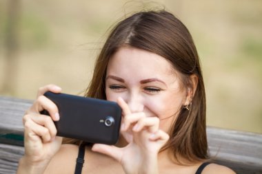 mutlu kız alarak fotoğraf ile cep telefonu
