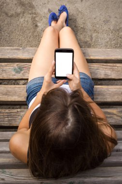 büyük ekranla akıllı telefon kullanan kız