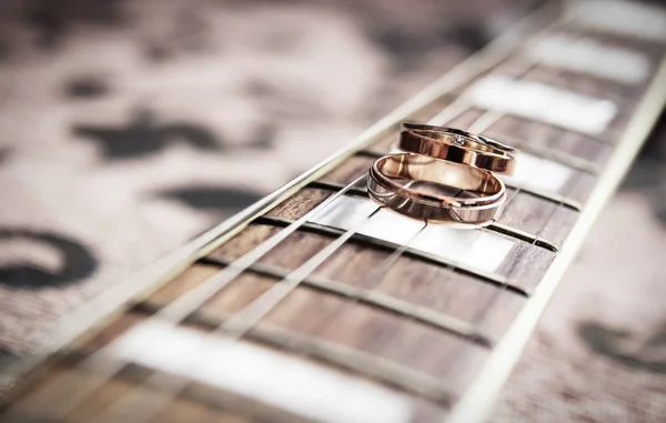 Par de anéis de casamento de ouro com diamante — Fotografia de Stock