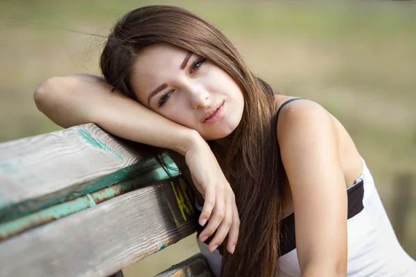 Porträt eines hübschen Teenie-Mädchens auf einer Bank — Stockfoto