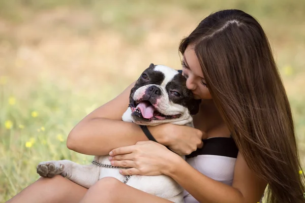 Tiener meisje kuste haar puppy — Stockfoto