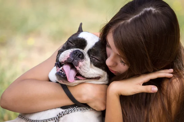 Dándole un abrazo a su cachorro —  Fotos de Stock