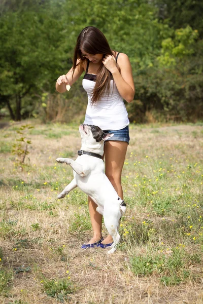 Adolescente fille nourrir son bulldog — Photo