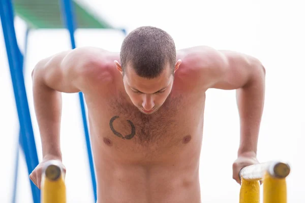 Doing push-ups to pump his biceps — Stock Photo, Image