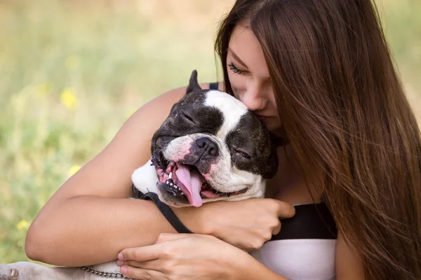 Chica joven besando a su perro — Foto de Stock