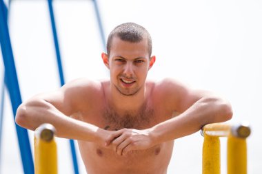 jimnastik barlarda gülümseyen genç çocuk