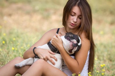 Onu mutlu köpek tutan genç kız
