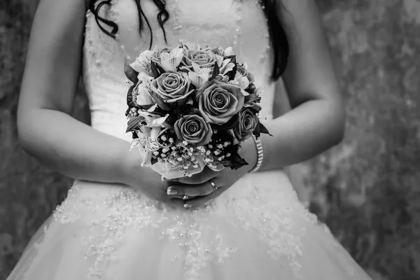 Νύφη κρατώντας ένα γαμήλιο μπουκέτο — Φωτογραφία Αρχείου