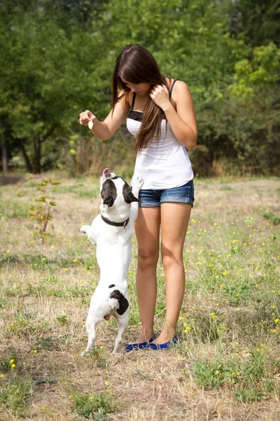 Köpeği ile oynayan genç kız — Stok fotoğraf