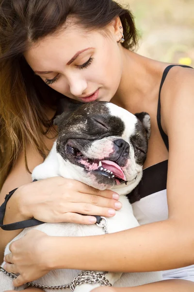 Atraente jovem segurando seu bulldog — Fotografia de Stock