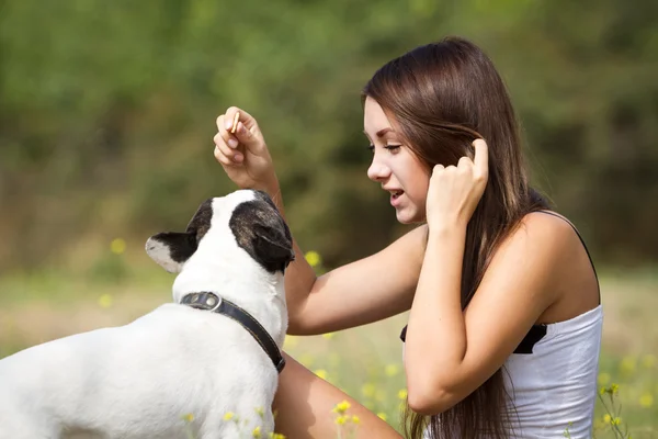 개먹이는 소녀 — 스톡 사진