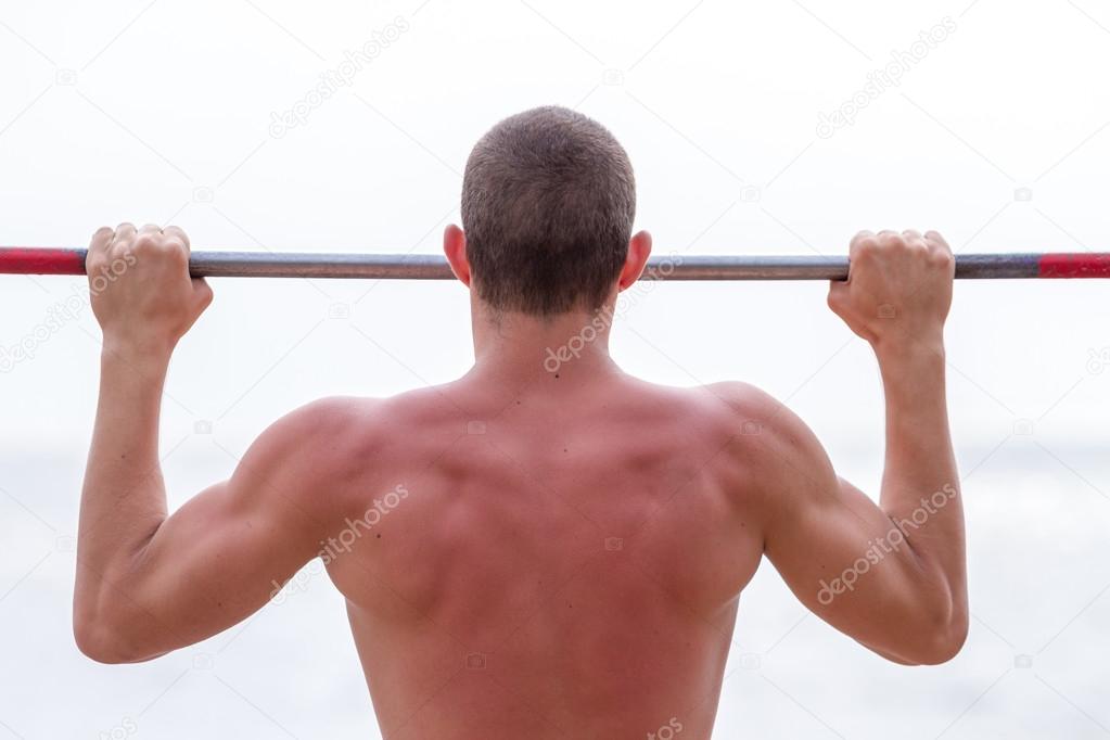 Tightening on horizontal bar for strong arms
