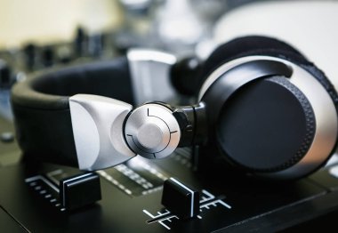 Ses mikserinde DJ kulaklıkları. Profesyonel disk jokey kulaklık seti