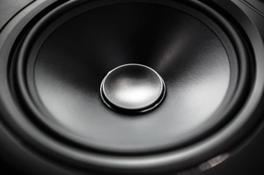 Büyük siyah hoparlörler. Yüksek kaliteli hoparlör sürücüsü olan profesyonel stüdyo monitörleri. Yüksek kaliteli müzik dinle