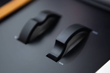 Ses kayıt stüdyosundaki müzik aletinin ses düzenleyicileri. Müzik bestecisi için profesyonel ses ekipmanı