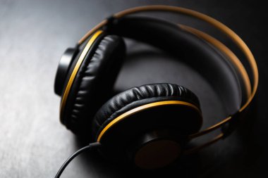 Yüksek sesli kulaklıkla müzik dinle. Kablolu profesyonel yüksek kaliteli stereo kulaklık.