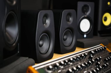 Müzik dükkanından profesyonel stüdyo monitörleri al. Dükkanda satılık yüksek kaliteli ses ekipmanları