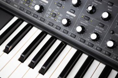 Profesyonel sentezleyici piyano klavyesi ve ses düzenleyicileri. Ses kayıt stüdyosunda elektronik müzik üretimi için modern analog sentetik