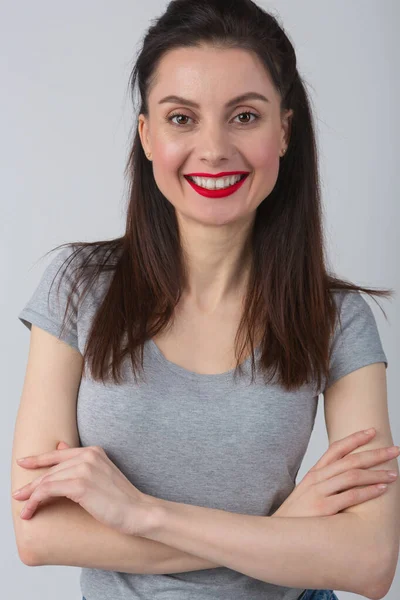 Estúdio Retrato Mulher Feliz Com Sorriso Dente Amigável Batom Vermelho — Fotografia de Stock