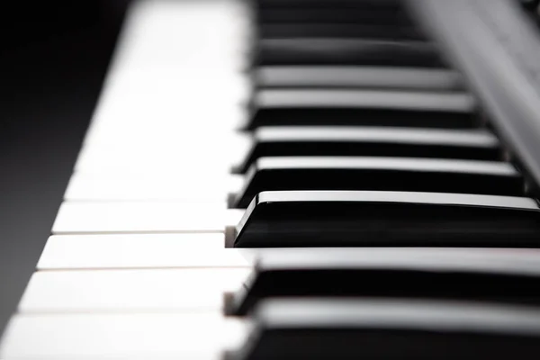 Teclas Piano Blanco Negro Teclado Sintetizador Primer Plano Instrumento Musical — Foto de Stock