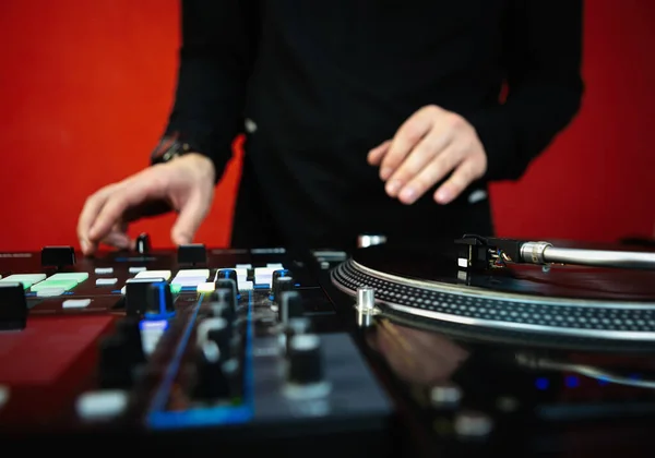 Hip Hop Gratta Dischi Vinile Sui Giradischi Disc Jockey Mixando — Foto Stock