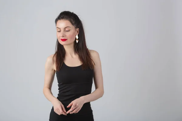 Mujer Joven Con Pequeño Vestido Negro Maquillaje Lápiz Labial Rojo —  Fotos de Stock