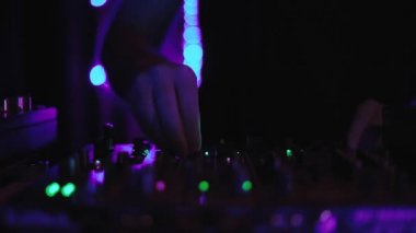 DJ 'in turntable' da müzik çalmasını kapat