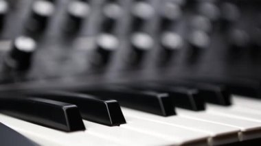 Sentezleyici piyano klavyesi müzik dükkanında çekildi. Elektronik müzik üretimi için profesyonel sentetik aygıt