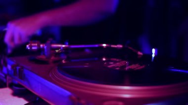 Gece kulübünde konser sahnesinde analog dj turntable. Profesyonel disk jokeyi, gece kulübünde çılgın partilerde müzik eşliğinde vinil plak çalıyor. Telif hakkı olmayan videoların koleksiyonu. 