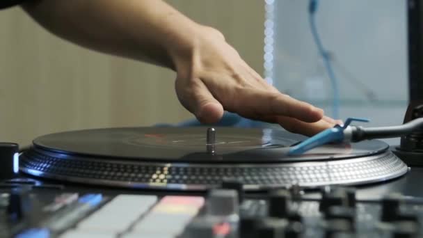 DJ zenél viszont asztal és bakelit lemezek lassított videó klipet iktatott zenebolt
