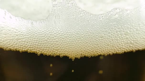 Burbujas Cerveza Vidrio Pinta Filmadas Primer Plano Imágenes Cámara Lenta — Vídeo de stock