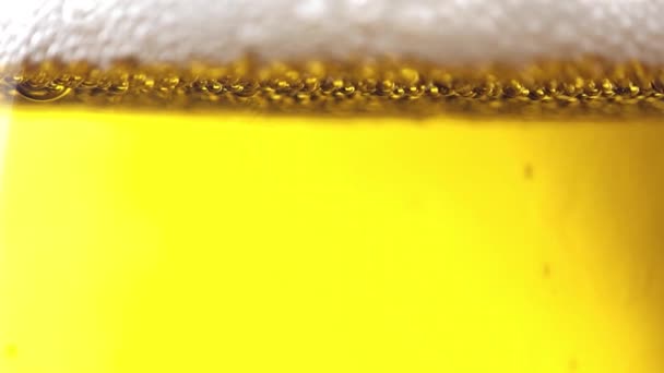 Goldenes Lagerbier Zeitlupe Gedreht — Stockvideo