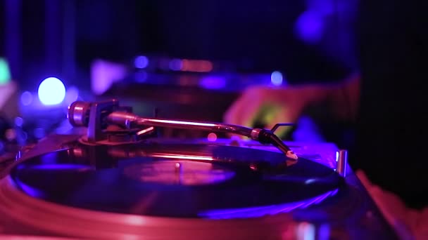 Analoger Plattenspieler Auf Der Konzertbühne Nachtclub Professioneller Discjockey Plattenspieler Spielt — Stockvideo