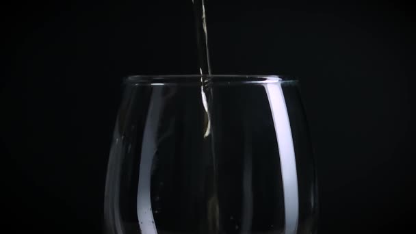 Remplissage Verre Bière Avec Une Boisson Dorée Lager Dans Clip — Video