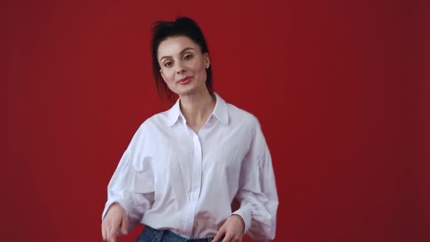 Joyeux Jeune Femme Dansant Studio Sur Fond Rouge Portant Une — Video