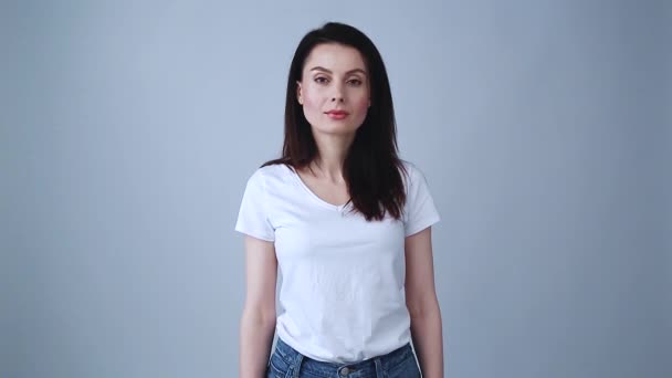Portret Van Een Mooie Jonge Kaukasus Lachend Meisje Poseren Witte — Stockvideo
