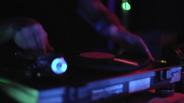 Disco Jockey Tocando Música Con Tocadiscos Discos Vinilo Escenario Club — Vídeo de stock