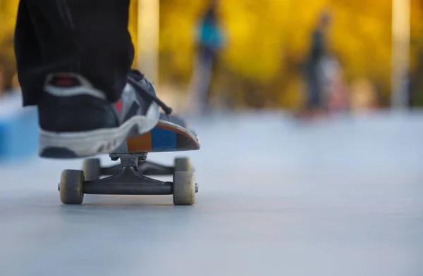 스케이트타는 아이는 스케이트 공원에 스케이트 보드를 다닌다 — 스톡 사진
